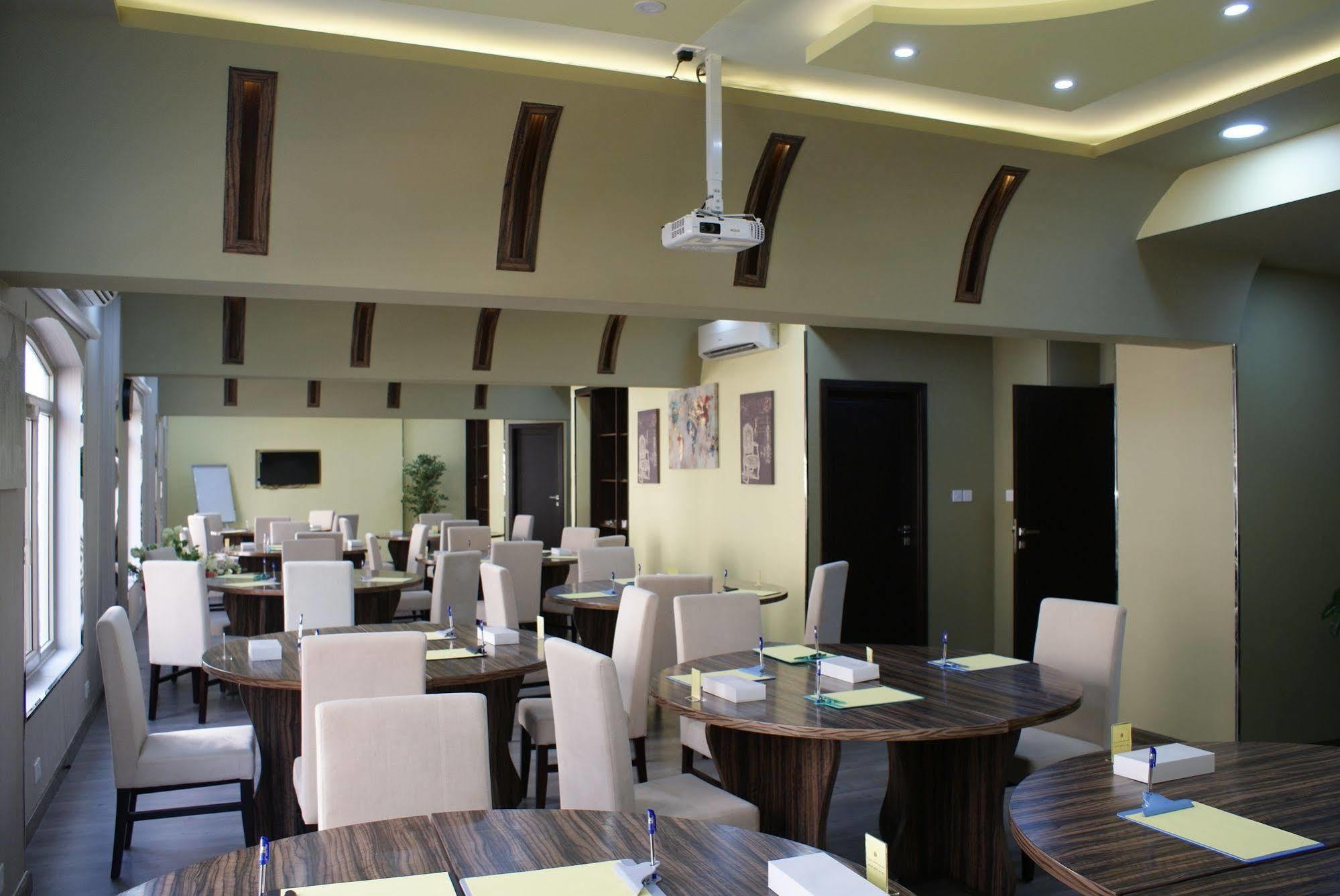 Weekend Hotel & Apartments Muscat Ngoại thất bức ảnh